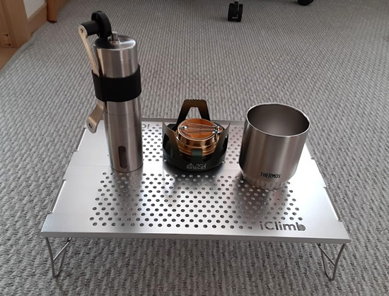 iClimbローテーブルにコーヒーグッズを置いてみた写真