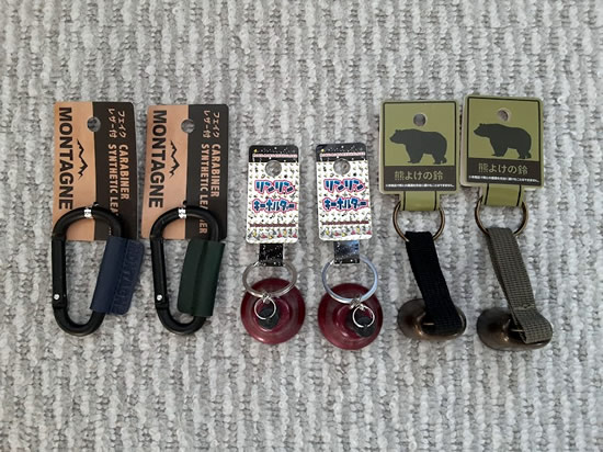 セリアで買った熊よけ鈴と取付フックの写真