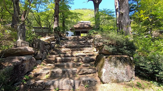 黒森山浄仙寺の石段と門