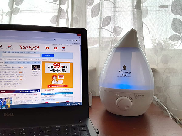 机の上に置かれた加湿器しずくの写真