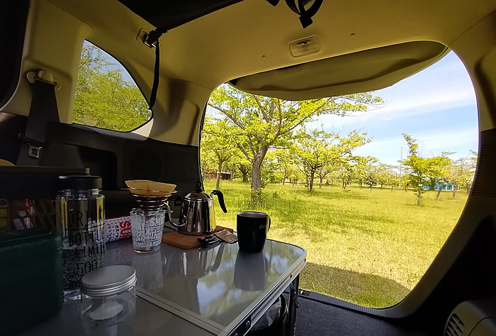 車でコーヒーを楽しむ写真