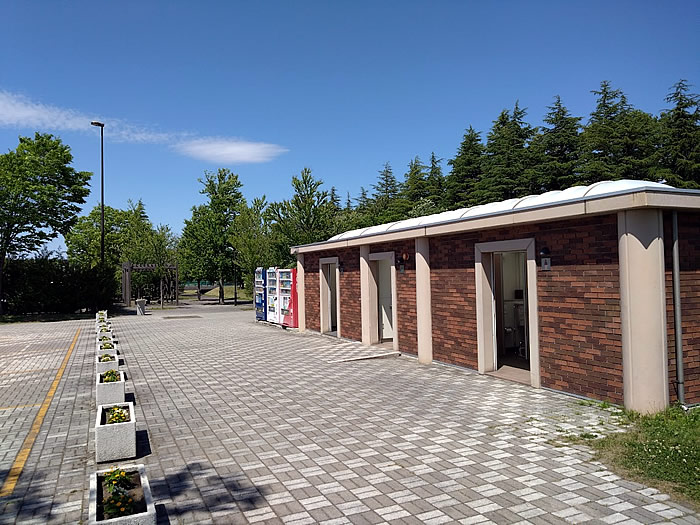弘前市運動公園内のトイレの一つ