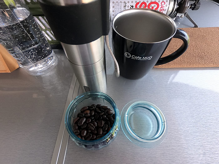 コーヒー豆とコーヒーミル