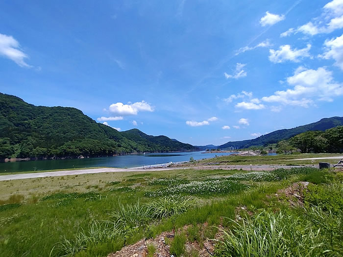 津軽白神湖パークから津軽ダム湖を眺めた写真