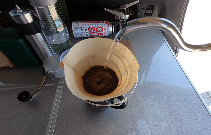 コーヒーを淹れています