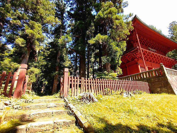 岩木山神社楼門脇にある岩木山登山道百沢コース入り口