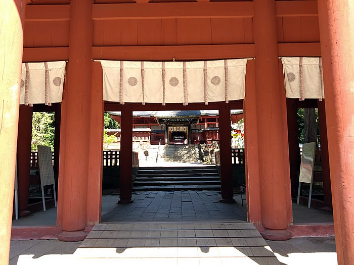 岩木山神社楼門から中門を見る