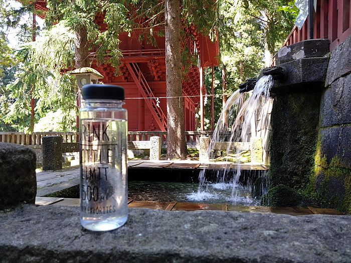 岩木山神社の湧き水をボトルに頂く