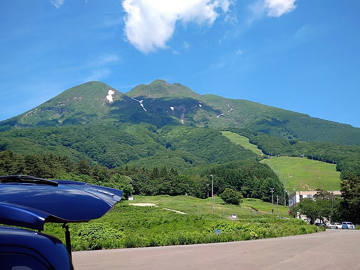 岩木山桜林公園脇駐車場から眺める岩木山