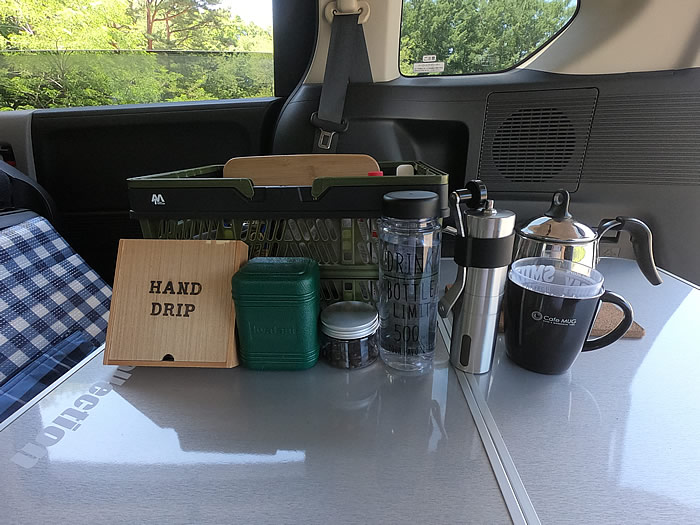 車中コーヒーのグッズを並べた写真