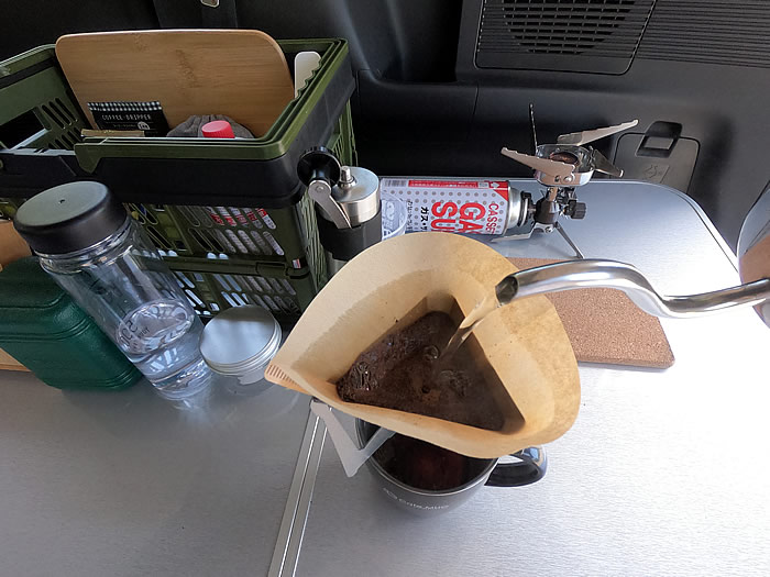 沸騰した湧き水でコーヒーを淹れていきます