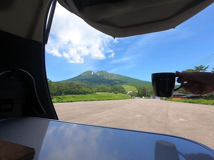 岩木山を背景にコーヒーカップ