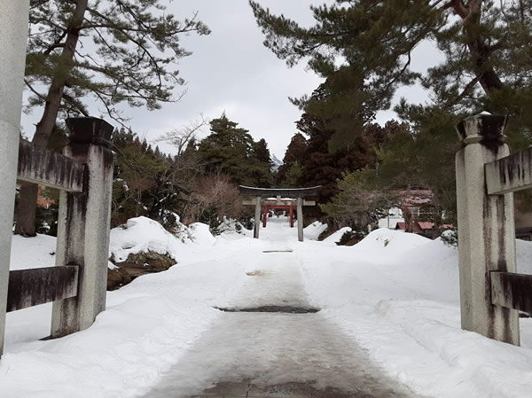 冬の岩木山神社参道_01