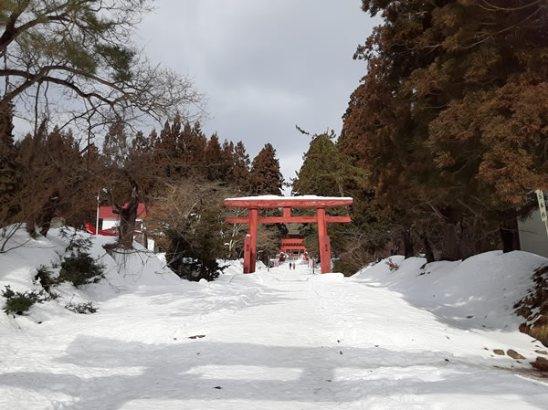 冬の岩木山神社参道_02