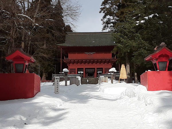 冬の岩木山神社 楼門