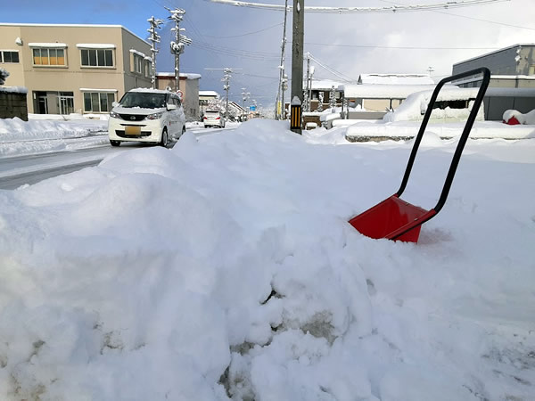 除雪車が置いていった雪の塊
