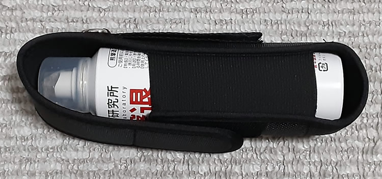 熊撃退スプレーをホルスターへセット