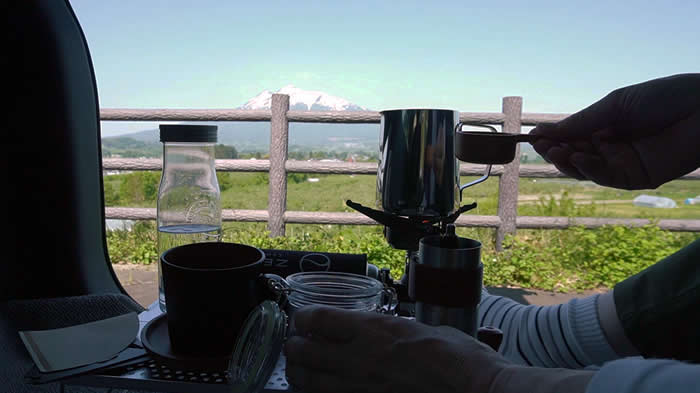 コーヒーミルで豆を挽きます