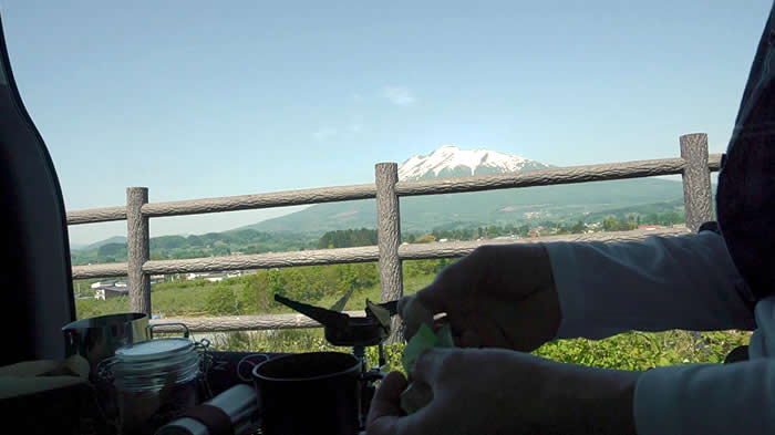 淹れたコーヒーを飲みます