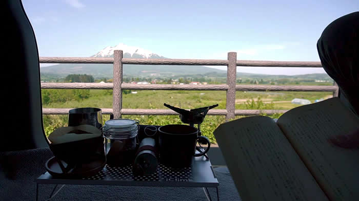 コーヒーを飲みながら文庫本を読む01