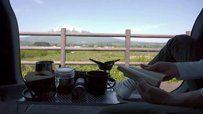 コーヒーを飲みながら文庫本を読む02