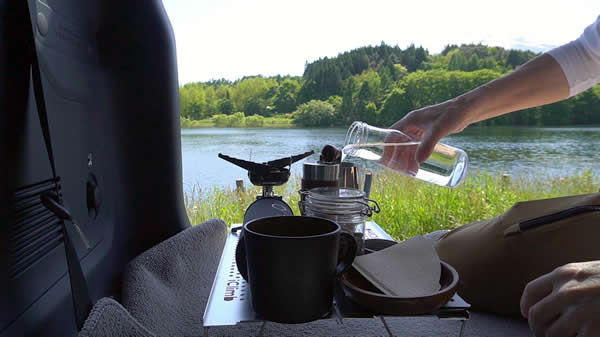 コーヒーのお湯を沸かします
