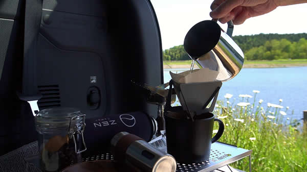 コーヒーのお湯を注ぐ