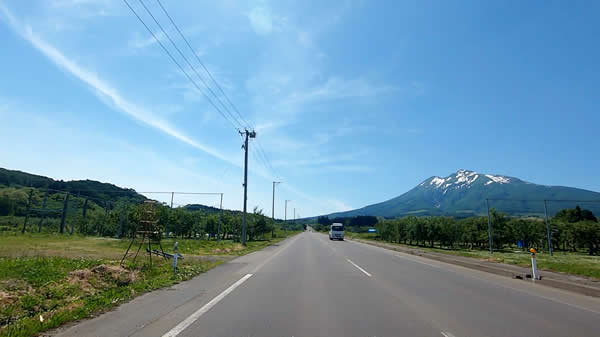 岩木山を眺めながら走る道