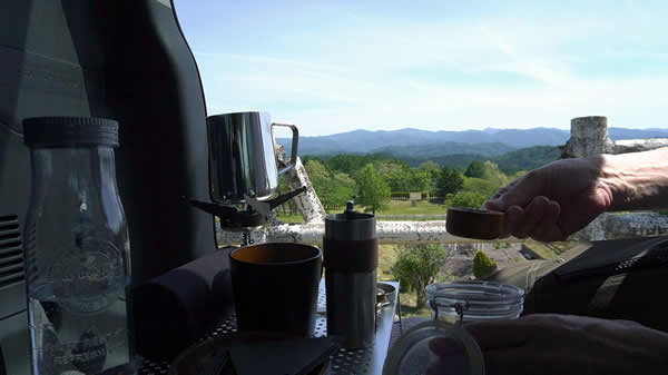 コーヒ豆をコーヒーミルへ