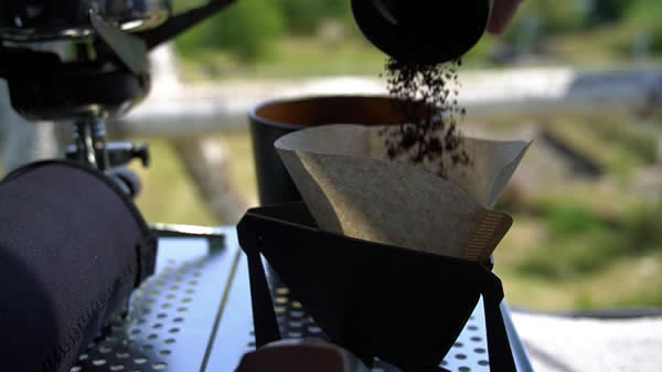 挽いたコーヒー豆をドリップペーパーへ