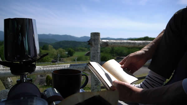 コーヒーを飲みながら文庫本を読む02