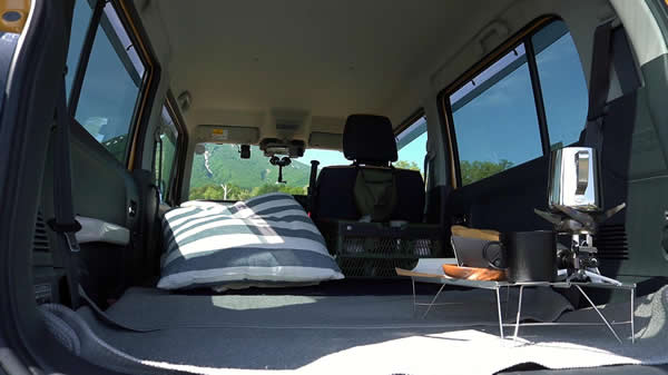 車のバックドアを開けて昼寝