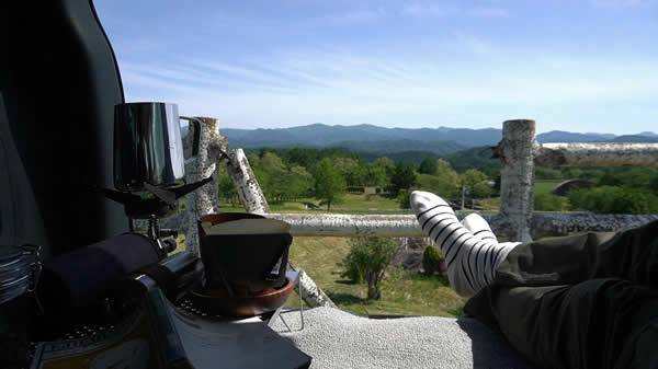 車のバックドアを開けて昼寝02