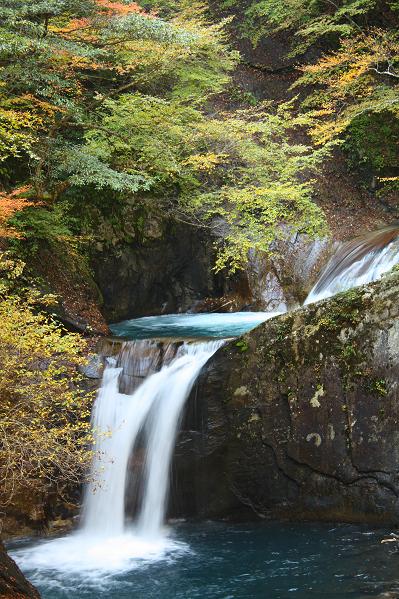 西沢渓谷の紅葉と滝