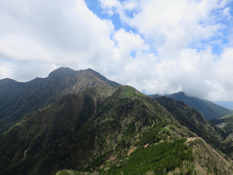 八ヶ岳キレットを振り返っての権現岳方面の風景