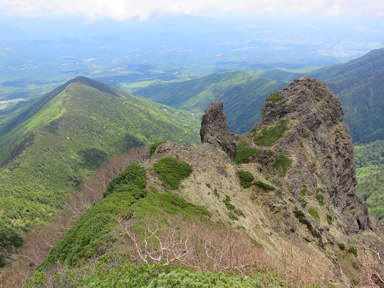 八ヶ岳キレット越えの登山道から見える大きな岩