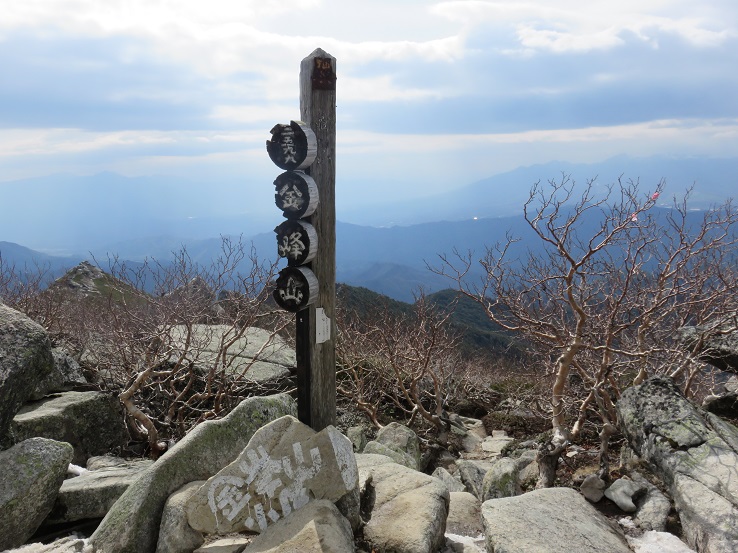 金峰山の山頂奥秩父主脈の山の中でも象徴的な名山