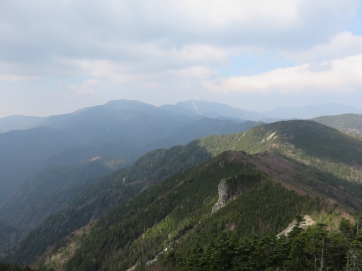 真ん中奥の山が金峰山