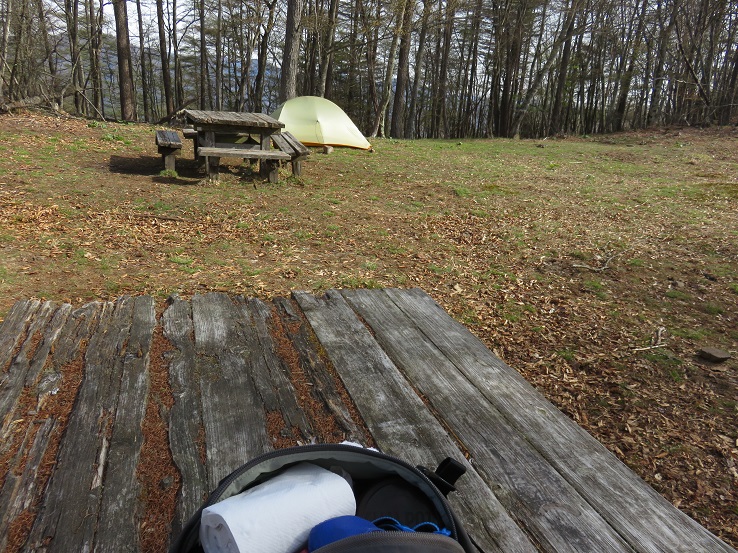 鷹ノ巣山避難小屋の前