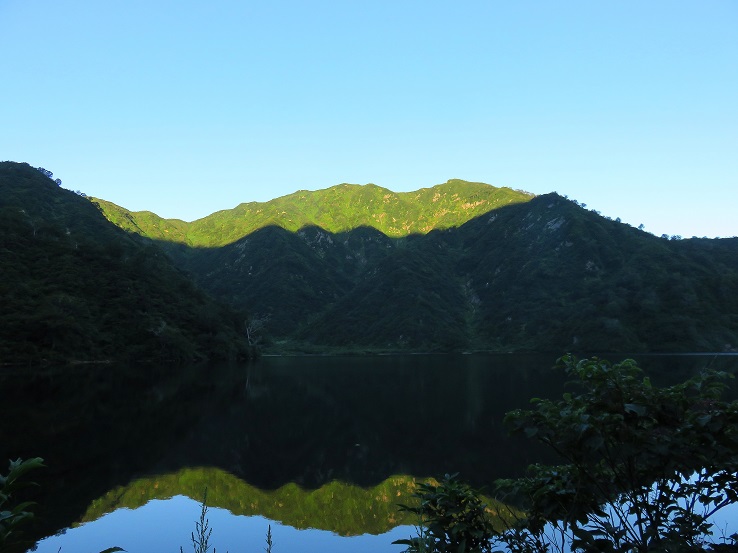 大鳥池景色と以東岳