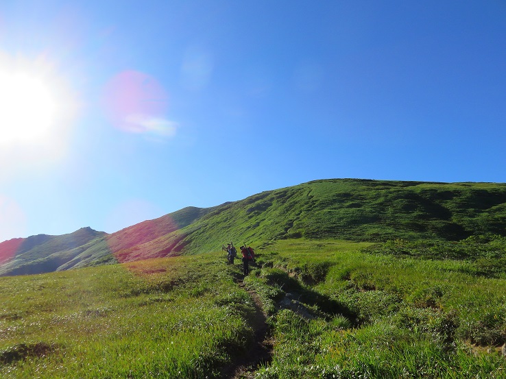 夏の朝日連峰への登山様子