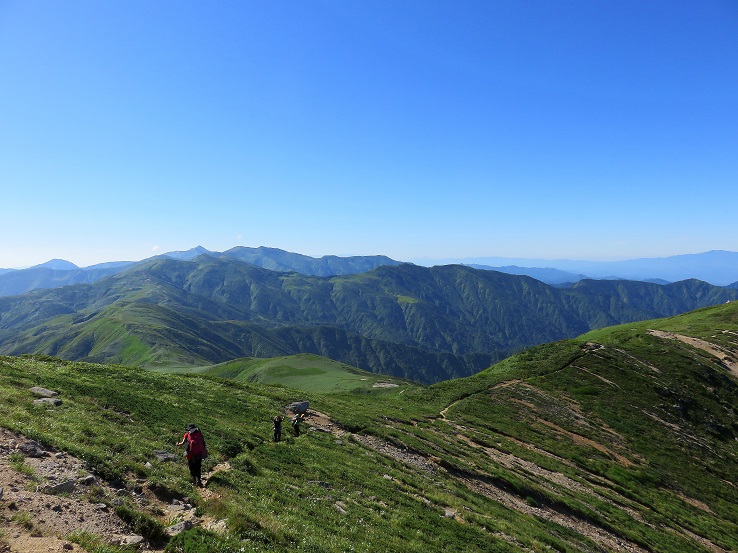 以東岳から狐穴小屋を目指し進む登山者