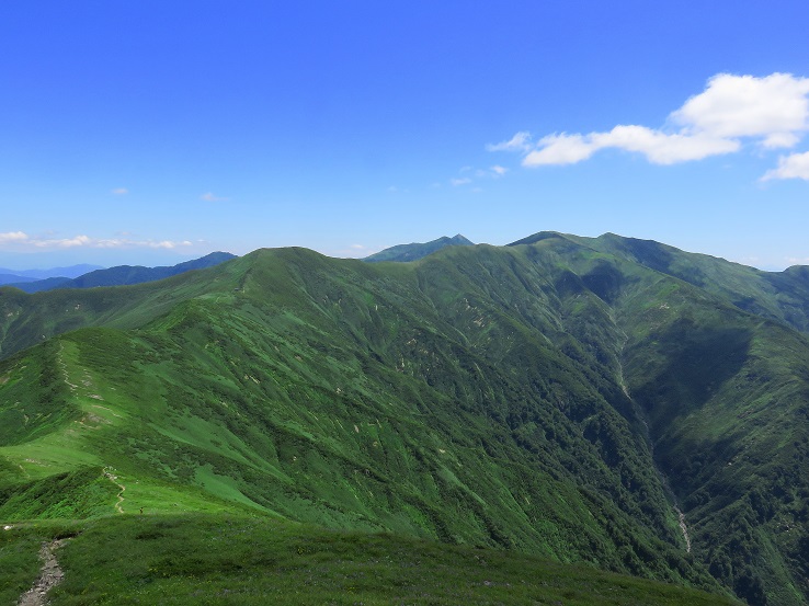 朝日連峰の稜線濃霧や悪天候の時は歩きたくない