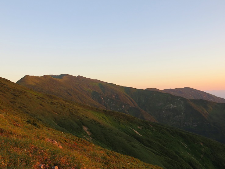 夕日に染まる朝日連峰