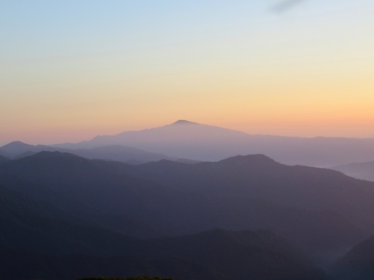 月山の夜明け