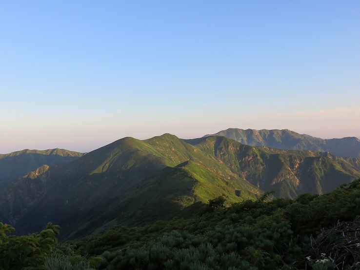 テント泊装備を担いで歩いて来た朝日連峰の稜線