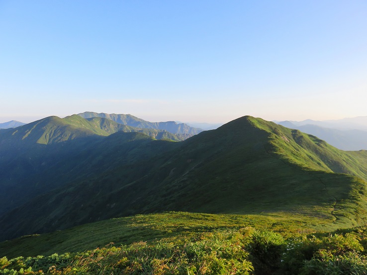 西朝日岳へ登っている途中竜門山避難小屋方面