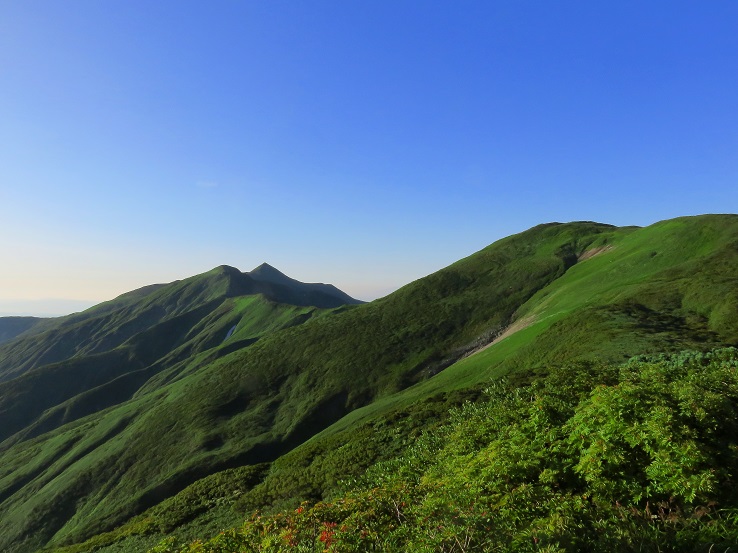 綺麗な三角形のお山が大朝日岳