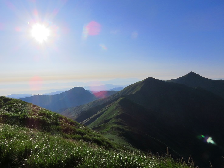 お天道様や大朝日岳