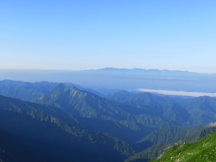 大朝日岳のルート遠くに飯豊連峰